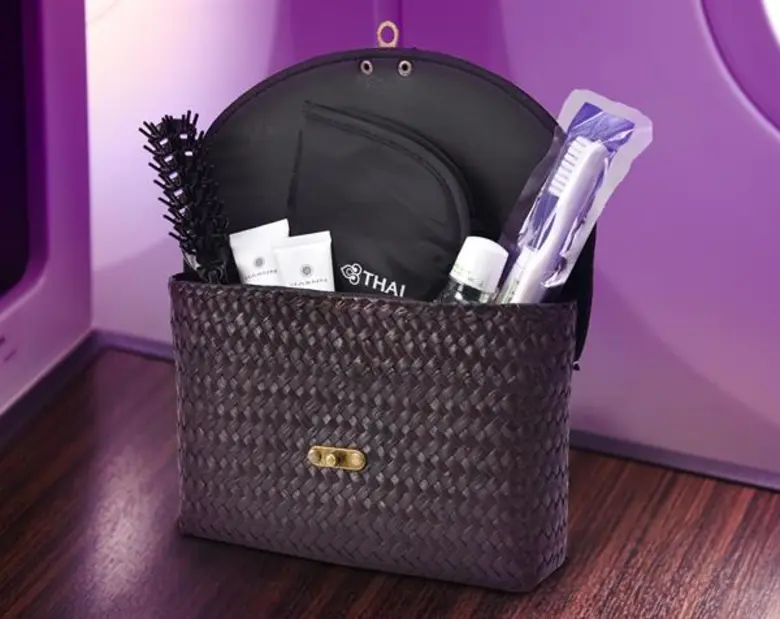 การบินไทยมอบกระเป๋าต้นกระจูด ผลิตภัณฑ์โอทอปให้ผู้โดยสาร เนื่องในโอกาสวันเฉลิมพระชนมพรรษา สมเด็จพระนางเจ้าฯ พระบรมราชินี