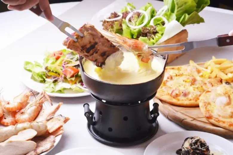 ฉลองครบรอบ 53 ปี โรงแรมวินเซอร์ สวีทส์ มอ...