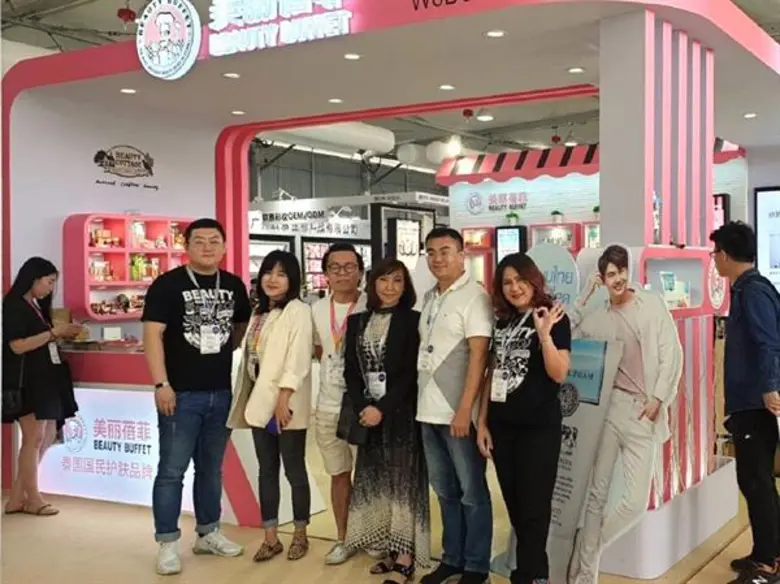 คุณศิริการย์ พัฑฒิวีระนนท์ (ที่ 3 จากขวา)...