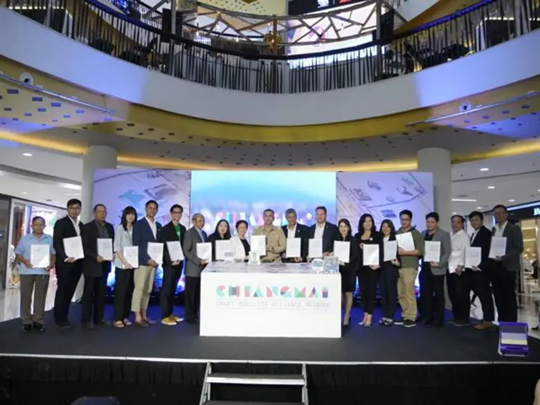 คุณรัชนี แสนศิลป์ชัย (คนที่ 6 จากทางขวา) ...