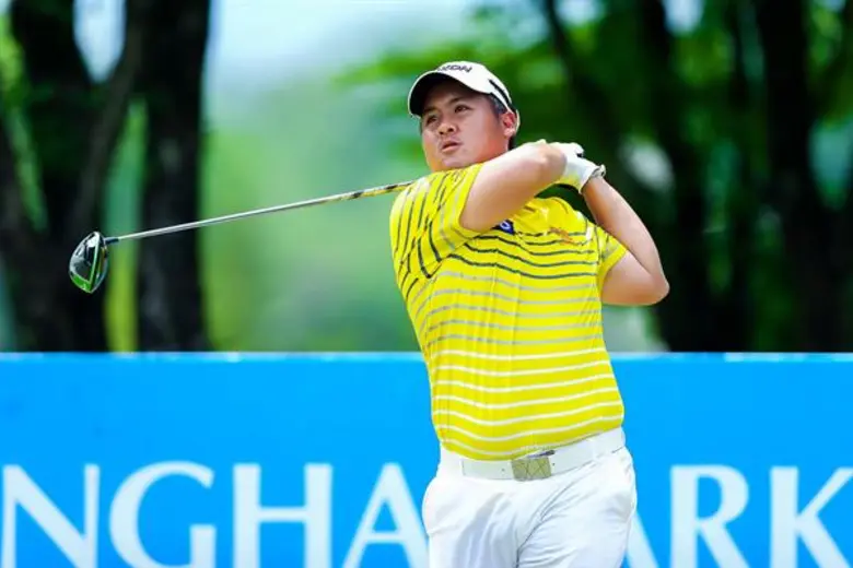 “ภูสิทธิ์” นำต่อกอล์ฟสิงห์คลาสสิครอบสาม