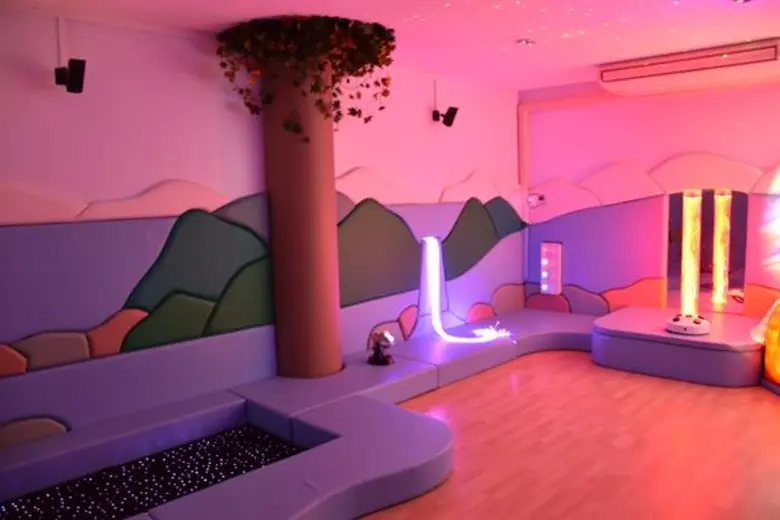 รพ.จิตเวชโคราช เพิ่มความเชี่ยวชาญดูแล เด็กออทิสติก สมาธิสั้น!! ใช้เทคโนโลยีใหม่ “สนูซีเล็น” กระตุ้นประสาทรับความรู้สึก