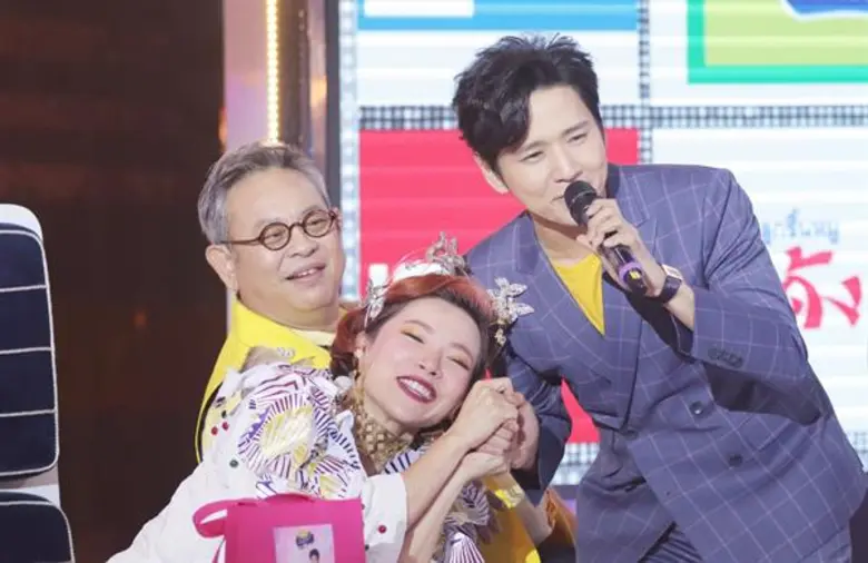 แก้มนุ่มดีนัก “โต๋-ศักดิ์สิทธิ์” โดน “ตั๊ก-ศิริพร” ขโมยหอมแก้ม!!! แถมต้องเสียน้ำตาให้ผู้เข้าแข่งขันชิงเงินล้าน