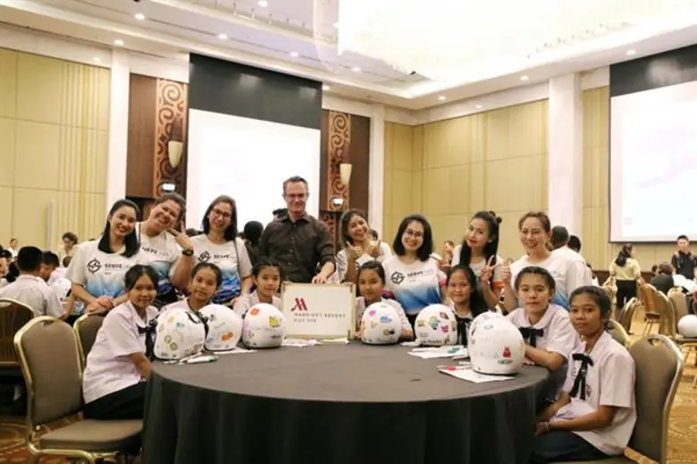 หัวหิน แมริออท รีสอร์ท และ สปา นำทีม 11 โรงแรมชั้นนำในหัวหิน บริจาคหมวกกันน็อคให้กับเยาวชนในงาน “หมวกกันน็อคเพื่อน้อง” ครั้งที่ 4