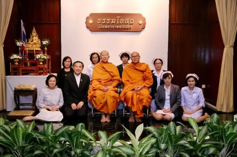 พระวิสุทธิวราภรณ์ (นั่ง : ขวา) ผู้ช่วยเจ้...