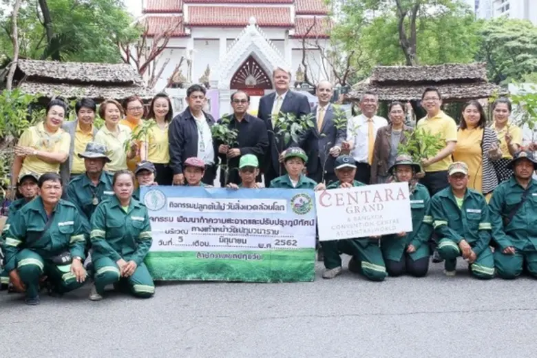 มร. โรเบิร์ต เมาเรอร์ เลิฟเลอร์ (แถวหลังท...