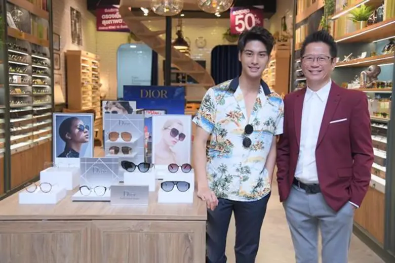 “มอง”กันให้ “ชัดๆ” กับ ออกัส วชิรวิชญ์ (อาสี่ กรงกรรม) เพราะไลฟ์สไตล์ “คนรุ่นใหม่” คุณภาพการมองเห็น “ต้องดี”