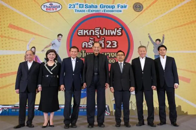 นายบุณยสิทธิ์ โชควัฒนา (กลาง) ประธานเครือ...