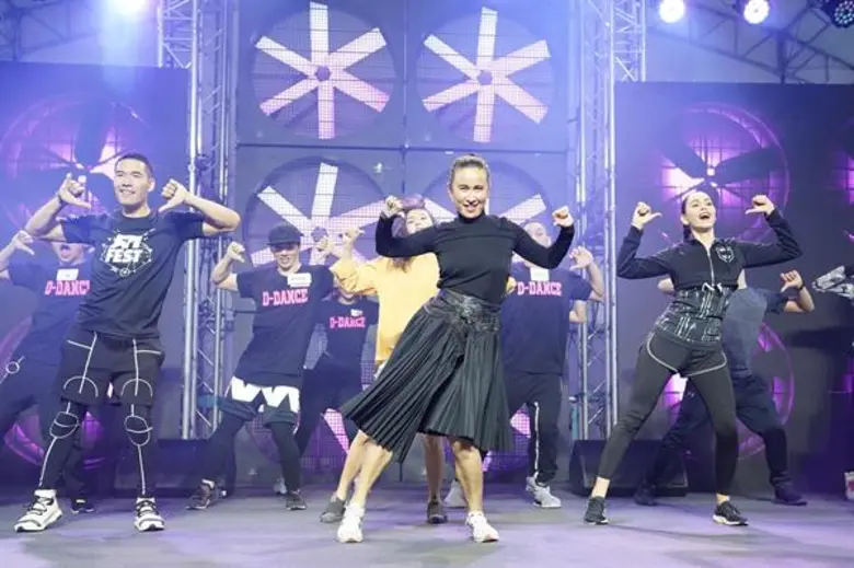 วู้ดดี้ วุฒิธร เล่นใหญ่นำทีมดาราสายฟิต เต้น Kill This Love ทำสถิติที่ Fitfest 2019 สวนสนุกแห่งการออกกำลังกายที่ใหญ่และมันส์ที่สุด