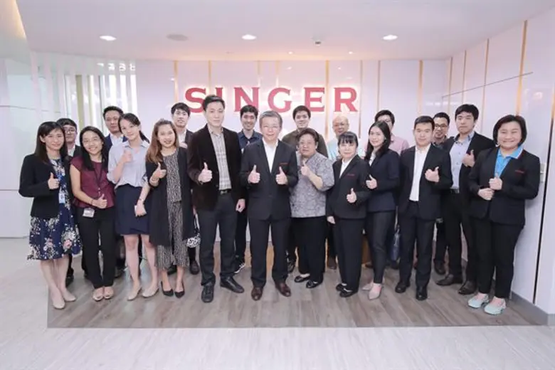 นายกิตติพงศ์ กนกวิไลรัตน์ (แถวแรก กลาง ) ...