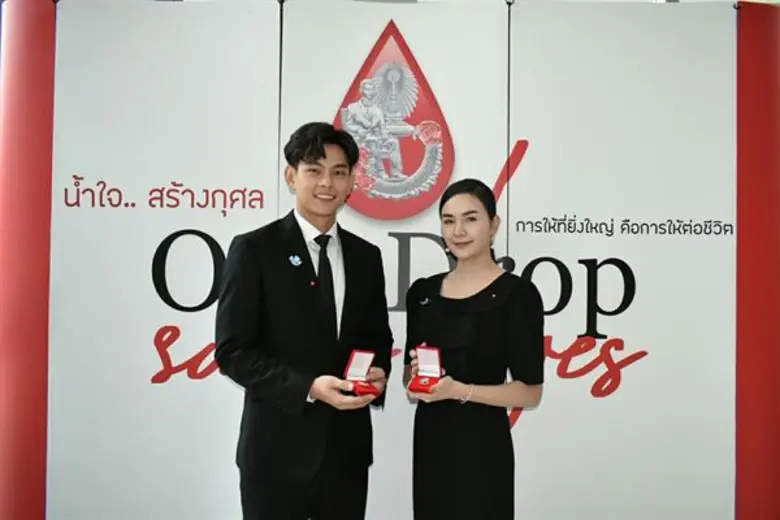 อาร์เอส นำ เอี๊ยง-เพลง-หลี่แช-อู๋  เข้ารับพระราชทานเข็ม วันอานันทมหิดล