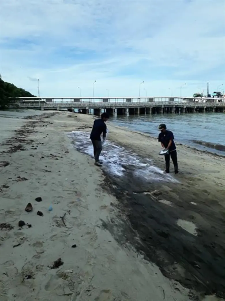 จากกรณีที่พบคราบน้ำมันลอยติดชายหาดบริเวณท...