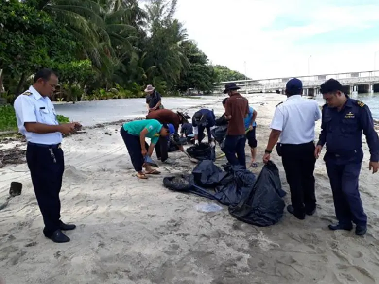 ท่าเรือราชาเฟอร์รี่ฯ ไม่นิ่งนอนใจ เร่งจัดการคราบน้ำมันลอยมาติดชายหาดบริเวณท่าเรือสมุย พร้อมตั้งกรรมการตรวจที่มาคราบน้ำมัน