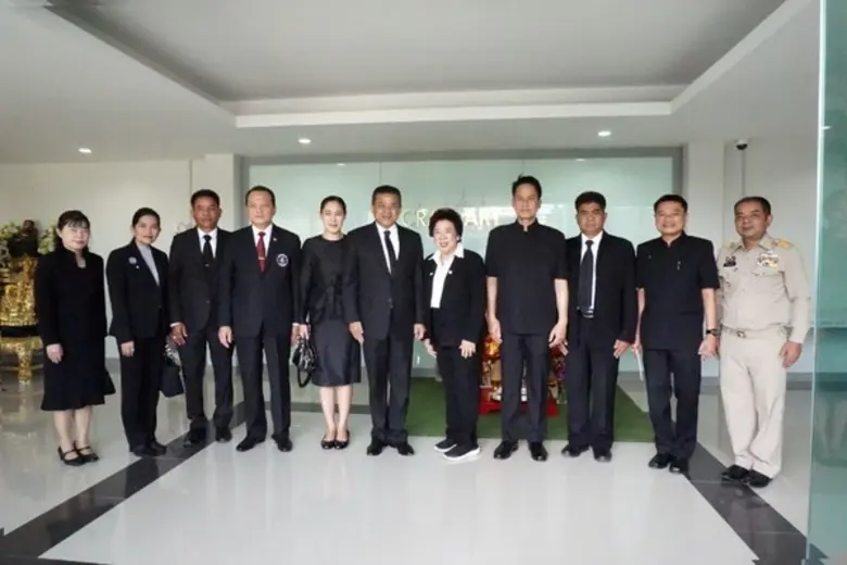 คุณธัญญพิมพ์ ภัทรกิตติ์ธำรง (คนที่ห้าจากท...