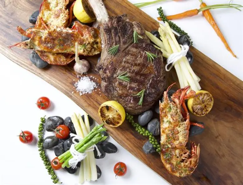 โรงแรมแชงกรี-ลา กรุงเทพฯ ขอเชิญคนรักเนื้อและอาหารทะเล มาอิ่มหนำแบบเต็มคำไปกับธีมบุฟเฟ่ต์มื้อค่ำ “เซิร์ฟ แอนด์ เทิร์ฟ”