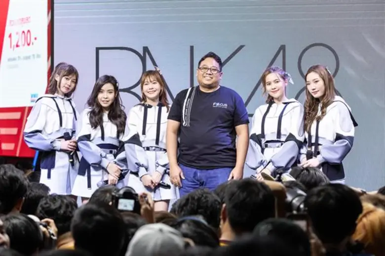 6 สาวเกิร์ลกรุ๊ปยอดนิยมวง BNK48 นำโดย เนย...