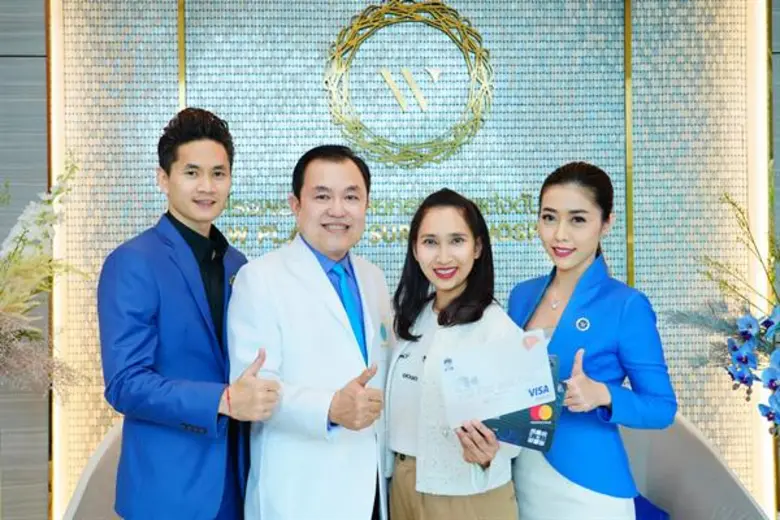 นางสาวสิรีรัตน์ คอวนิช (ขวา) ผู้อำนวยการ ...