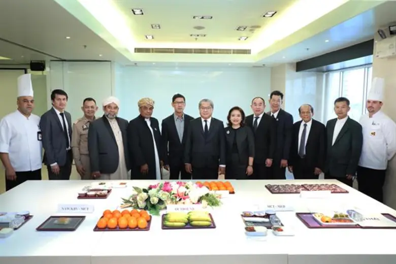 นางวรางคณา ลือโรจน์วงศ์ (ที่ 8 จากซ้าย) ก...