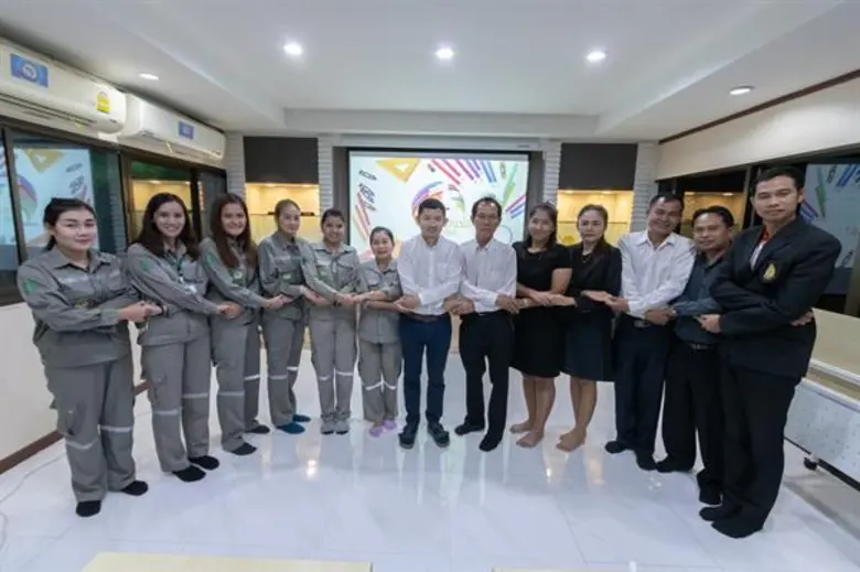 คุณชัยพฤกษ์ ทองเปี่ยม (กลาง) ผู้อำนวยการศ...