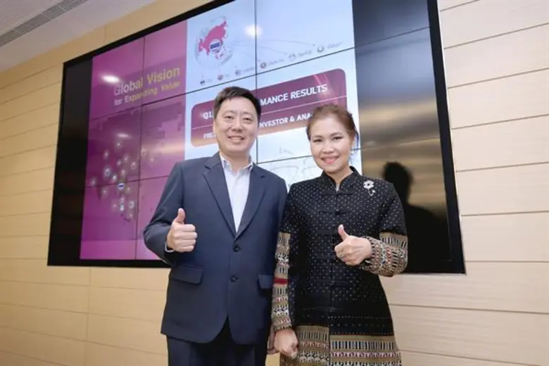 นางจินตณา กิ่งแก้ว (ขวา) รองกรรมการผู้จัด...