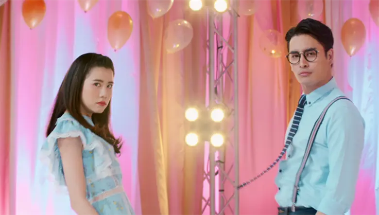 คว้า “KQ” แท็กทีม “เคนน้อย” กอดคอ “ปั้นจั่น-เอสเธอร์” แร็ปมันส์ๆ ลงเอ็มวี “ตุ๊กแกแลรัก” ประกอบภาพยนตร์รักขำซึ้ง แบบแร็ปๆ “รัก 2 ปี ยินดีคืนเงิน”