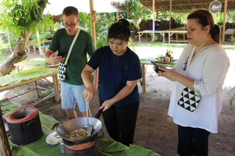 เชฟหนุ่มเมืองผู้ดี เลาะสวนสามพราน สัมผัสประสบการณ์สุดฟิน...!!! “ย้อนเส้นทางวัตถุดิบอินทรีย์”