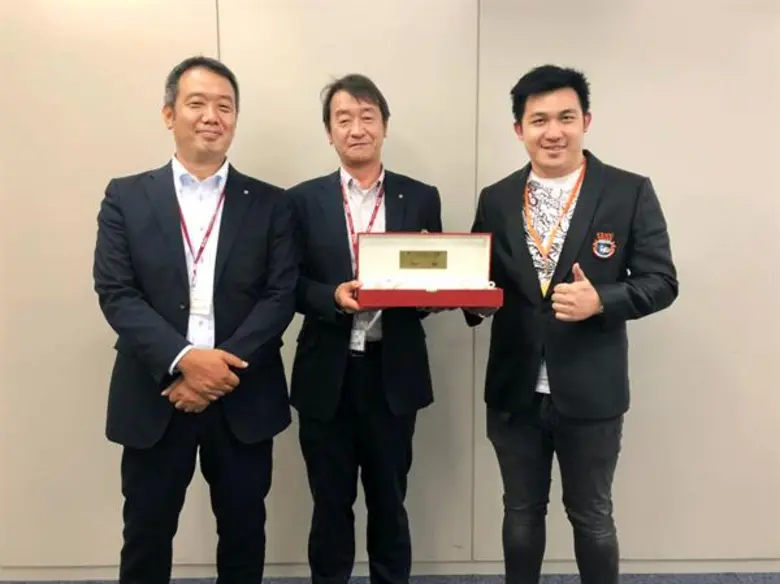 วรชัย คาร์ กรุ๊ป มอบของที่ระลึก ให้แก่ คณ...