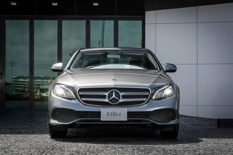 เมอร์เซเดส-เบนซ์ เสริมไลน์รถยนต์อี-คลาสรุ่นประกอบในประเทศ เปิดตัว E 220 d Sport เครื่องยนต์ดีเซล พร้อมรถยนต์ปลั๊กอินไฮบริด E 350 e รุ่นเพิ่มอุปกรณ์ในราคาใหม่สุดเร้าใจ