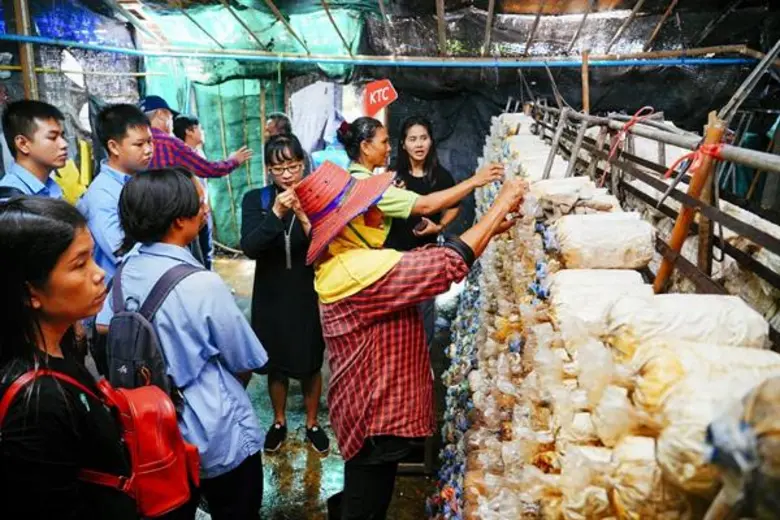 เคทีซีผนึกเศรษฐเสถียรฯ แถลงข่าวเปิดโครงการ “เรียนรู้ ต่อยอด ยั่งยืน” เสริมหลักสูตรการเรียนเพื่อน้องบกพร่องทางการได้ยิน