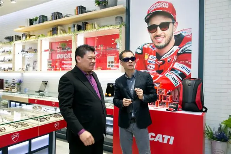 Trunk Show Ducati อายลิ้งค์ วิชั่น จับมือ หอแว่น กรุ๊ป เปิดตัวแว่นตาแบรนด์ดังระดับโลก Ducati “ปลุกสัญชาตญาณนักแข่งในตัวคุณ”