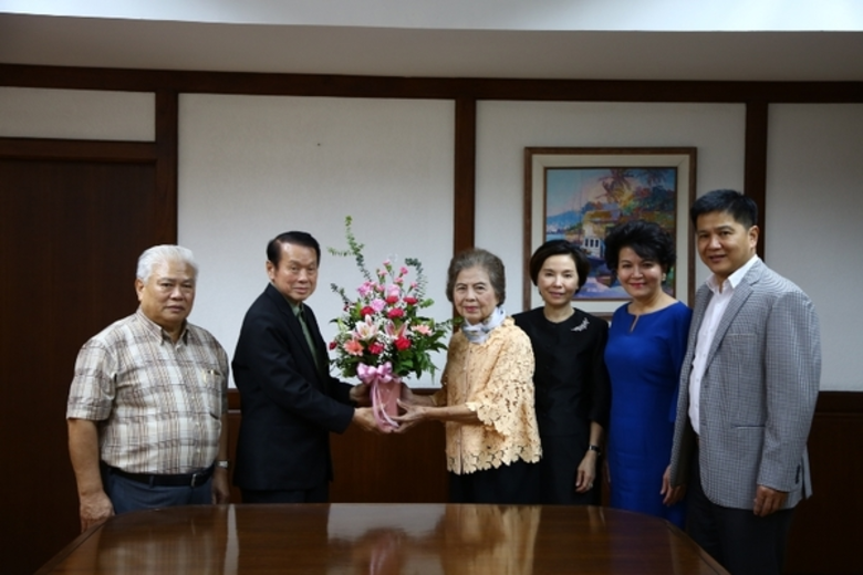 ประธานมูลนิธิตระกูลเล้าแห่งประเทศไทย (คนใ...