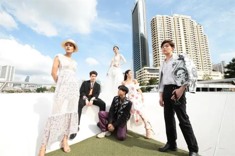 “แพนเค้ก – เขมนิจ” “อาเล็ก – ธีรเดช” “แบงค์ – อาทิตย์” แท็กทีม 7 หนุ่มบอยแบนด์เกาหลี วง “ทาร์เก็ต” อวดความปัง “The Longest Runway” แฟชั่นรันเวย์ยาวที่สุดในประเทศไทย