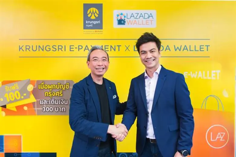 นายฐากร ปิยะพันธ์ (ซ้าย) ประธานคณะเจ้าหน้...