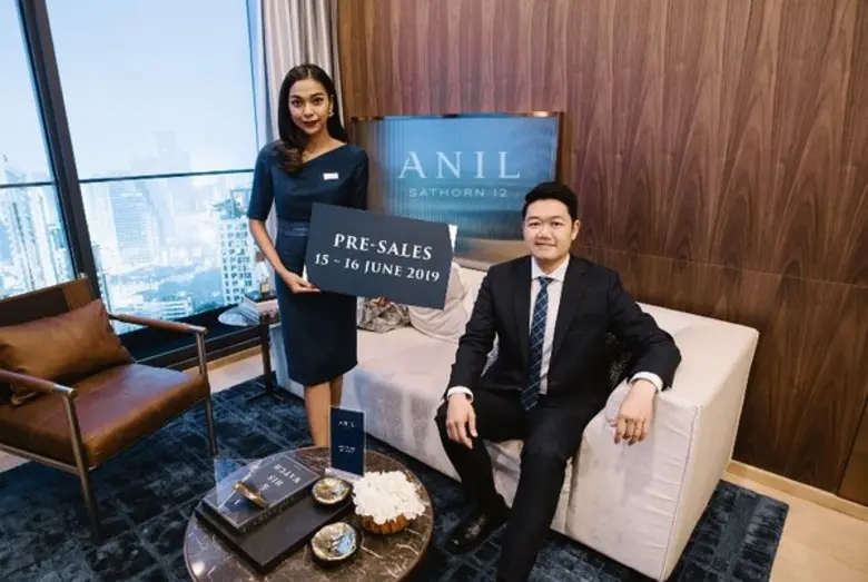 ปัฐวิน วงศ์เสถียร (ขวา) ผู้อำนวยการอาวุโส...