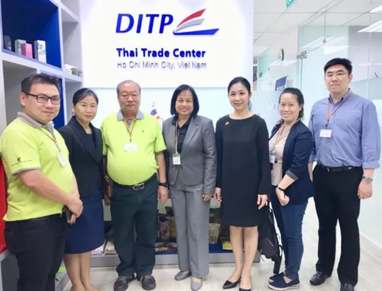 นางเบญจวรรณ รัตนประยูร (ที่ 4 จากซ้าย) ปร...