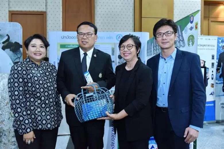 จากซ้ายไปขวา นางสาวเพชรดา อ้อชัยภูมิ ผู้อ...