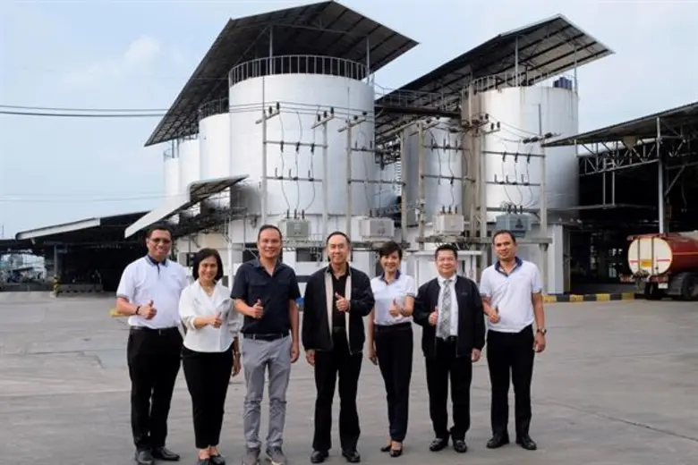 นายพิศิษฐ์ เสรีวิวัฒนา (กลาง) กรรมการผู้จ...