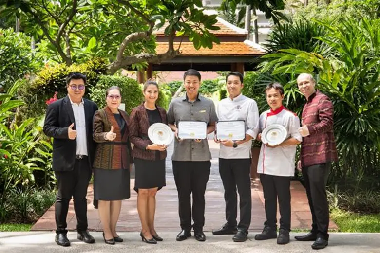 มร. แกรม อูเร่ (คนที่ 7 จากซ้าย) รองผู้จั...