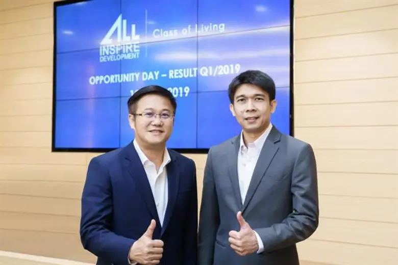 นายธนากร ธนวริทธิ์ ประธานเจ้าหน้าที่บริหาร (ซ้าย) แ...