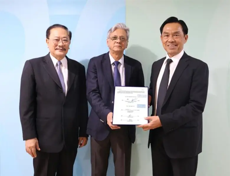 นายสาธิต สุดบรรทัด (ขวาสุด) ประธานเจ้าหน้...