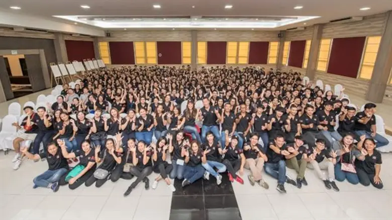 นายจิตติพร จันทรัช กรรมการผู้จัดการ และนา...