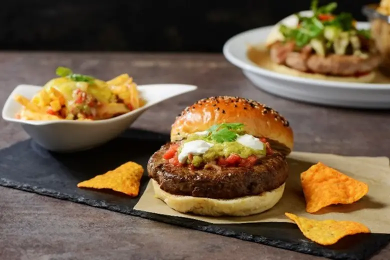 ครีเอทเบอร์เกอร์ในสไตล์คุณให้อร่อยไม่ซ้ำใคร ณ ห้องอาหารริเวอร์ไซด์ กริลล์