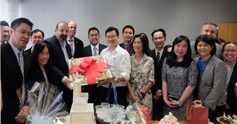 คุณชาลี โสภณพนิช (ที่ 4 จากซ้าย แถวหน้า) ...