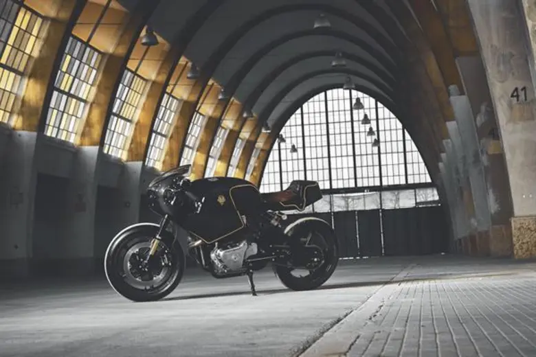 รอยัล เอนฟิลด์ เผยสุดยอดทัพมอเตอร์ไซค์คัสตอม ณ เทศกาล วีลส์ แอนด์ เวฟส์ 2019 เมืองเบียริกซ์ ประเทศฝรั่งเศส