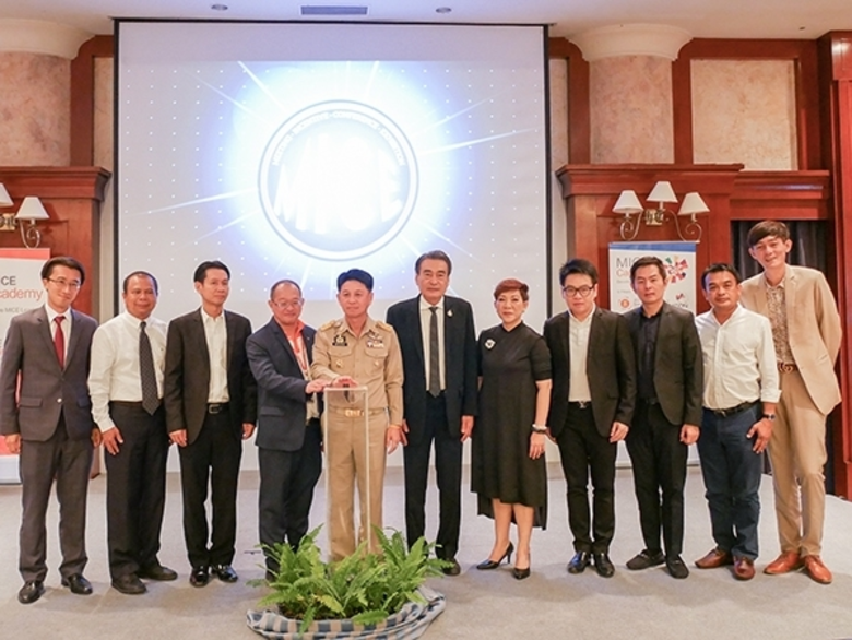 นายภัครธรณ์ เทียนไชย (ที่5 จากซ้าย) ผู้ว่...