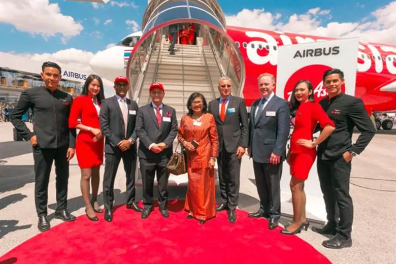 (ลำดับที่ 3 จากซ้าย) นายโบ ลินกัม รองประธ...