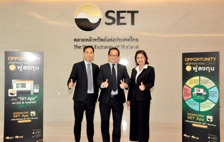 คุณประพัฒน์ รัฐเลิศกานต์ (กลาง) กรรมการผู้อำนวยการแ...