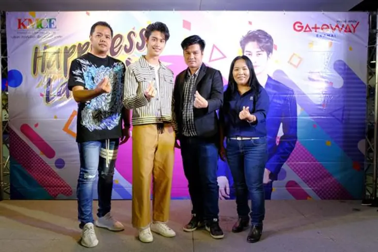 เกทเวย์ เอกมัย เอาใจสายชิค จัดงาน Happiness Lane Market  ดึงหนุ่มสุดน่ารัก 'ออกัส วชิรวิชญ์’ จากละครดัง "กรงกรรม" มาโชว์มินิคอนเสิร์ต