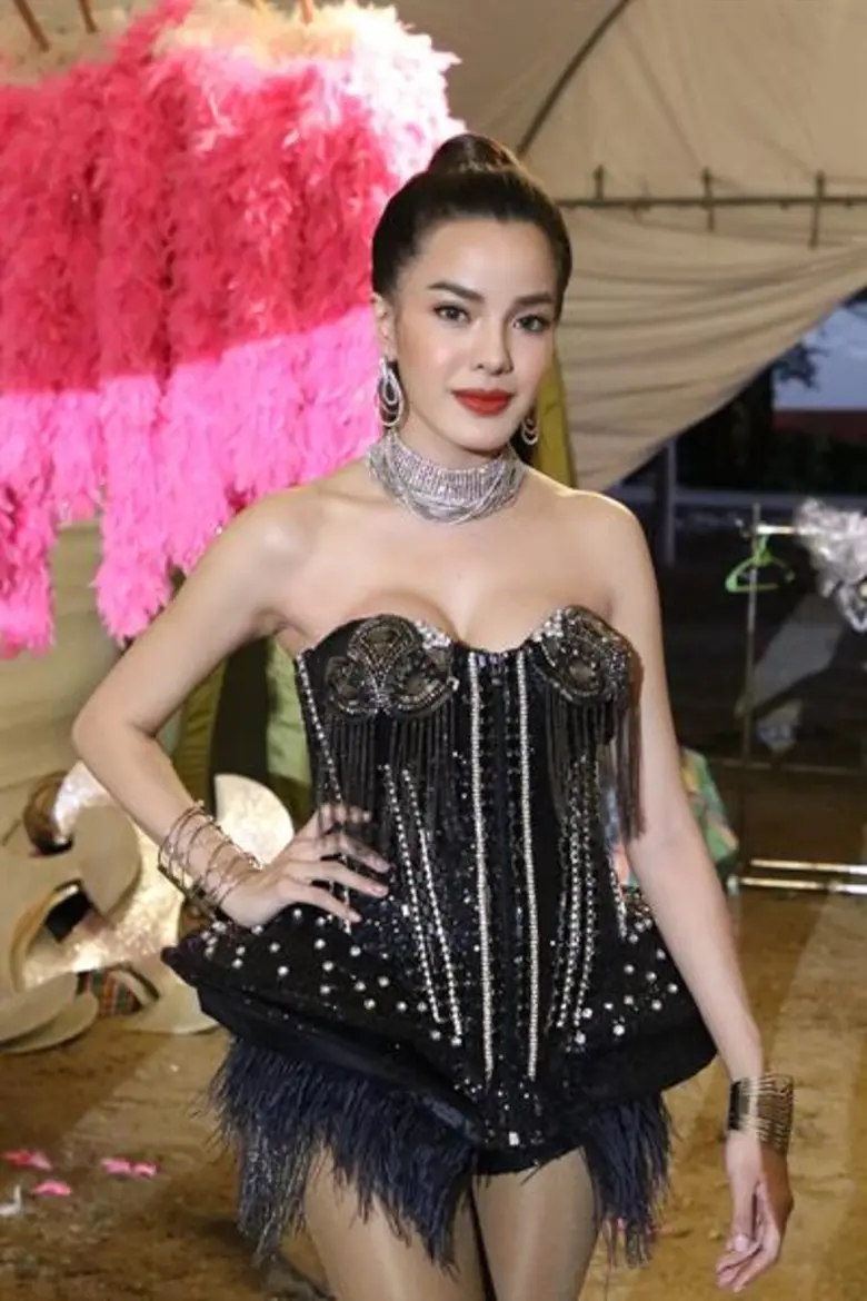 นักแสดงสาว "จูน – ชลฤดี อมรลักษณ์" นางเอก...