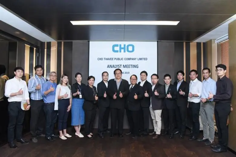 คุณณรงค์ องอาจมณีรัตน์ (ที่ 8 จากซ้าย) รอ...